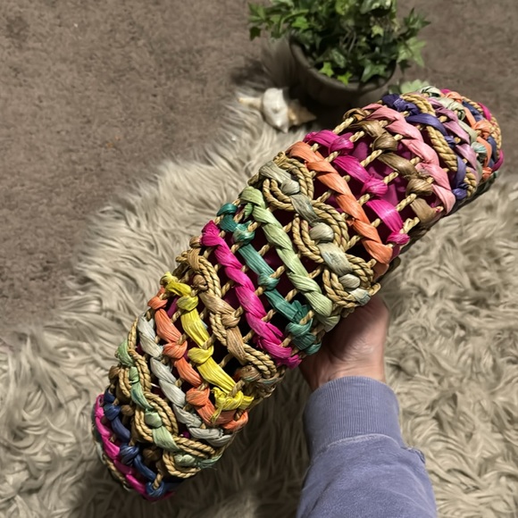 Gorgeous Woven Bag-Dyed Natural Fibers-Wooden Handles-Snap Closure - Picture 9 of 15